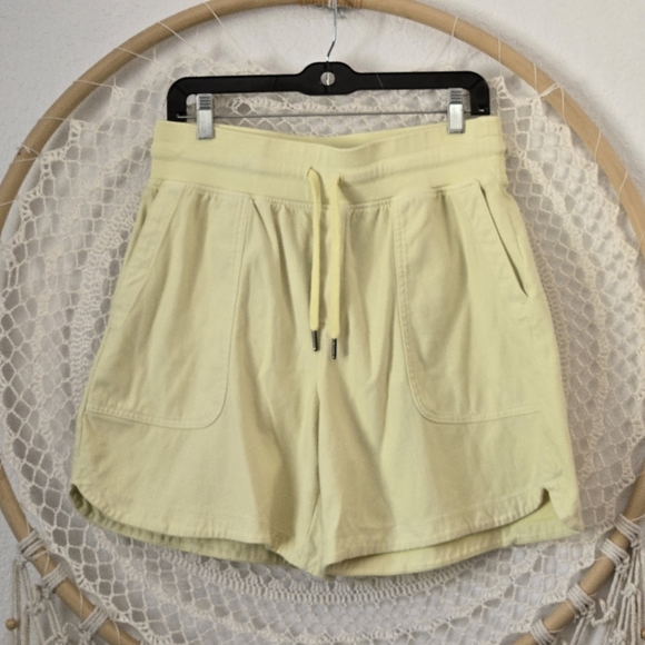 Athleta Butter Yellow Midi Pull-On Shorts w/Pockets Athleisure  Modest Size M - Picture 9 of 9